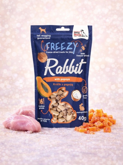 SYTA MICHA – FREEZY Liofilizowane Przysmaki dla Psa Królik z Papają 40 g